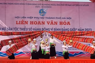 Hội viên, phụ nữ tham gia trình diễn văn nghệ. 