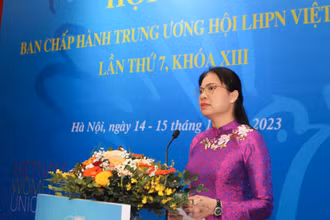 Chủ tịch Hội Liên hiệp Phụ nữ Việt Nam Hà Thị Nga phát biểu tại lễ công bố Giải thưởng Nguyễn Thị Định. 