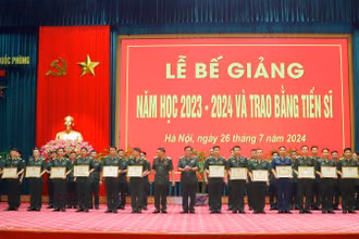 Lãnh đạo Học viện Quốc phòng trao Bằng khen tặng các tập thể, cá nhân hoàn thành xuất sắc nhiệm vụ năm học 2023- 2024. 