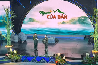 Khách mời tham gia giao lưu tại Lễ tuyên dương điển hình "Dân vận khéo". 