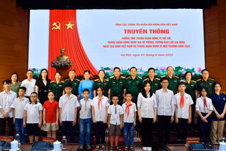 Các đại biểu chụp ảnh lưu niệm với trẻ em được nhận đỡ đầu. 