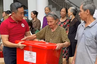 Phó Chủ tịch, Tổng Thư ký Trung ương Hội Chữ thập đỏ Việt Nam Nguyễn Hải Anh thăm hỏi bà con bị ảnh hưởng mưa lũ tại tỉnh Phú Thọ.