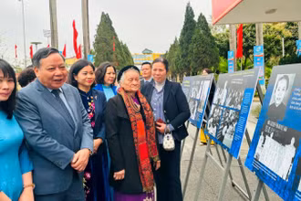 Các đại biểu tham quan Triển lãm ảnh “Phong trào Ba đảm đam - mốc son chói lọi trong lịch sử phong trào phụ nữ Việt Nam". (Ảnh: Bảo Lâm)