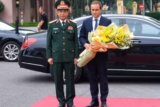 Bộ trưởng Quốc phòng Phan Văn Giang đón Bộ trưởng Quân đội Pháp Sébastien Lecornu. 