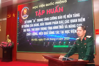 Thiếu tướng Lê Văn Hải, Phó chính ủy Học viện Quốc phòng phát biểu khai mạc tập huấn. 