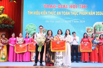 Phó Chủ tịch Hội Liên hiệp phụ nữ thành phố Hà Nội Lê Thị Thiên Hương trao giải Nhất tặng đội thi Hội Liên hiệp phụ nữ quận Tây Hồ.