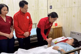 Phó Chủ tịch Trung ương Hội Chữ thập đỏ Việt Nam Huỳnh Thị Xuân Lam thăm hỏi nạn nhân vụ cháy chung cư mini trên phố Khương Hạ (Hà Nội).