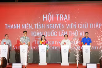 Các đại biểu thực hiện nghi thức khai mạc hội trại.