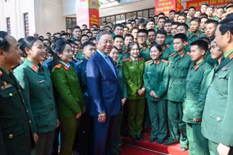 Tổng Bí thư Tô Lâm cùng các đồng chí lãnh đạo Bộ Quốc phòng và các đại biểu. (Ảnh: DUY LINH)