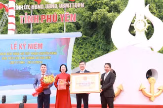 Đại diện lãnh đạo Bộ Văn hóa, Thể thao và Du lịch trao Bằng Di tích quốc gia đặc biệt Đường Hồ Chí Minh trên biển cho tỉnh Phú Yên.