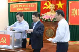 Các đại biểu bỏ phiếu tín nhiệm các chức danh lãnh đạo trong Đảng tại Hội nghị Tỉnh ủy Phú Yên lần thứ 14 (đợt 2)