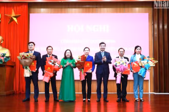 Thường trực Tỉnh ủy Phú Yên trao quyết định và tặng hoa cho lãnh đạo Ban Tuyên Giáo và Dân vận tỉnh.