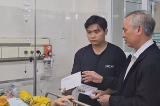 Đại diện Ban an toàn giao thông tỉnh Phú Yên đến thăm, động viên các nạn nhân đang cấp cứu tại bệnh viện
