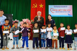 Các đại biểu trao quà cho 10 em học sinh có hoàn cảnh khó khăn xã vùng cao Phú Mở, huyện Đồng Xuân, Phú Yên.