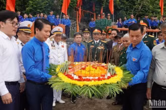 Các đại biểu dự chương trình thực hiện nghi thức dâng hương, dâng hoa tại di tích lịch sử Bến Vũng Rô.