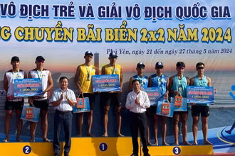 Ban Tổ chức trao giải Nhất, Nhì, Ba cho các đội nam, nữ thi đấu xuất sắc cho Giải vô địch trẻ bóng chuyền bãi biển .