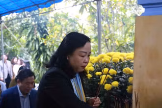 Lãnh đạo tỉnh Phú Yên dâng hương tại đập đầu mối hệ thống thủy nông Đồng Cam.