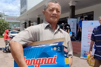 Ngư dân thành phố Tuy Hòa được nhận quà là những thiết bị cần thiết khi đi biển.