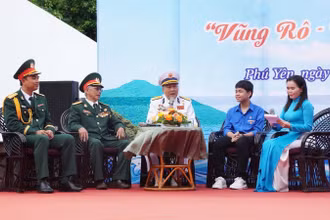 Anh hùng LLVTND Hồ Đắc Thạnh, nguyên thuyền trưởng Tàu 41 (ngồi giữa) đang giao lưu, nói chuyện với đoàn viên thanh niên về hành trình chuyến hàng đầu tiên vào bến Vũng Rô. 
