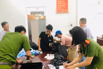 Lực lượng chức năng kiểm tra số lượng hàng cấm do đối tượng Trương Đức Hơn vận chuyển trái phép. (Ảnh: Lưu Hạnh)