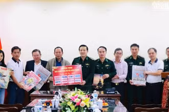 Chi hội Nhà báo Thường trú (Hội Nhà báo tỉnh Phú Yên) trao tặng báo Xuân Ất Tỵ 2025 cho Bộ Chỉ huy Bộ đội Biên phòng Phú Yên.