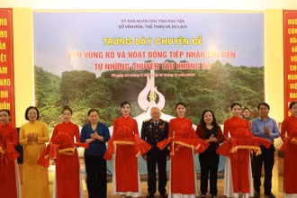 Lãnh đạo tỉnh Phú Yên thực hiện nghi thức khai mạc trưng bày.