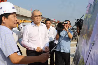 Bí thư Tỉnh ủy Phú Yên Phạm Đại Dương nghe chủ đầu tư báo cáo tiến độ hạng mục cầu bắt qua Sông Ba, dự án thành phần Chí Thạnh-Vân Phong ( dự án cao tốc bắc-nam). 
