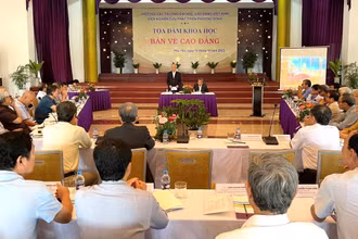 GS.TS Trình Quang Phú, Viện trưởng Viện Nghiên cứu phát triển Phương Đông, phát biểu đề dẫn buổi tọa đàm.