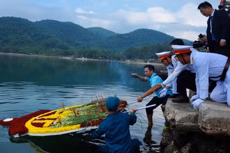 Các đại biểu thả vòng hoa tại Khu vực di tích Vũng Rô.