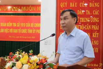 Đồng chí Trần Quốc Hoàn, Trưởng Ban Tổ chức Tỉnh ủy Phú Yên báo cáo tại buổi làm việc.