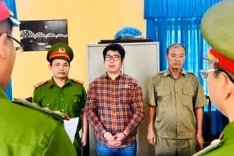 Cơ quan điều tra Công an Thừa Thiên Huế thi hành lệnh bắt giữ đối tượng Lê Trung Đức. (ảnh: Công an cung cấp).