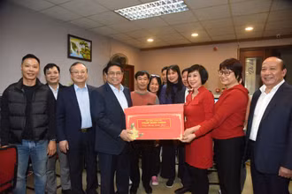 Thủ tướng Phạm Minh Chính thăm và động viên các cán bộ công nhân viên của VOV đang trực Tết. (ẢNnh: TRẦN HẢI)