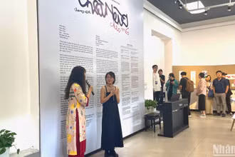 Khai mạc triển lãm nghệ thuật Chèo méo.