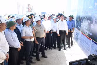 Thủ tướng Phạm Minh Chính nghe báo cáo về dự án đường bộ cao tốc Biên Hoà - Vũng Tàu giai đoạn 1.