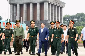 Thủ tướng Phạm Minh Chính đi kiểm trang các hạng mục thuộc công trình Lăng Chủ tịch Hồ Chí Minh. (Ảnh: Trần Hải)