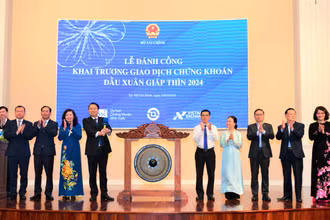 Lễ đánh cồng khai trương giao dịch chứng khoán đầu Xuân Giáp Thìn 2024. (ẢNH: HoSE)