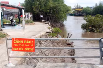 Hiện trường vụ sạt lở đất khu vực bờ phía Tây hạ lưu cống Nhà Mát, tỉnh Bạc Liêu. (Ảnh: GIA MINH).