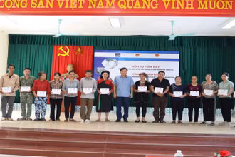 Người dân xã Tân Hương, huyện Yên Bình, tỉnh Yên Bái nhận tiền hỗ trợ