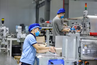 Sản xuất các mặt hàng văn phòng phẩm tại Công ty TNHH Deli Việt Nam ở Khu công nghiệp Yên Phong, tỉnh Bắc Ninh. Ảnh: DUY ĐĂNG.