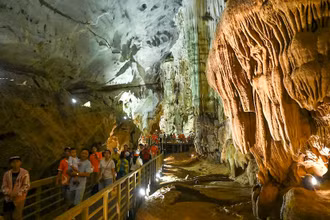 Khách tham quan Động Phong Nha-Kẻ Bàng.