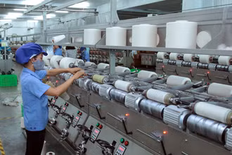 Sản xuất các sản phẩm dệt nhuộm tại Công ty TNHH Dệt nhuộm Jasan Việt Nam (vốn đầu tư Trung Quốc) tại Khu công nghiệp Phố Nối B, tỉnh Hưng Yên. (Ảnh: Đăng Duy)