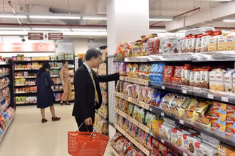 Người tiêu dùng mua hàng tại siêu thị. Ảnh: Tuệ Nghi
