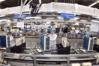 Công nhân Công ty cổ phần Daikin Việt Nam, Khu công nghiệp Thăng Long II (Hưng Yên) lắp ráp máy điều hòa. 