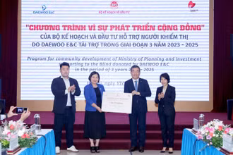 Tập đoàn Deawoo E&C tài trợ 3 tỷ đồng cho Quỹ Hỗ trợ người khiếm thị do Bộ Kế hoạch và Đầu tư bảo trợ.