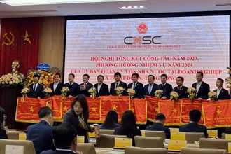 Lãnh đạo Ủy ban tặng Cờ thi đua cho 10 tập thể có thành tích xuất sắc trong năm 2023.
