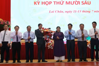 Lãnh đạo Tỉnh ủy, Hội đồng nhân dân, Ủy ban nhân dân, Ủy ban Mặt trận Tổ quốc tỉnh Lai Châu tặng hoa chúc mừng tân Chủ tịch UBND tỉnh Lai Châu.