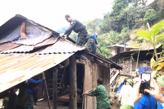 Cán bộ chiến sĩ công an Lai Châu tháo dỡ để làm lại nhà 3 cứng cho bà con.