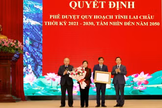 Phó Thủ tướng Trần Hồng Hà trao quyết định phê duyệt quy hoạch tỉnh Lai Châu cho đại diện lãnh đạo tỉnh.