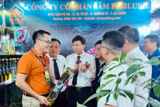 Lãnh đạo tỉnh Lai Châu tham quan gian hàng giới thiệu các sản phẩm nông nghiệp tiêu biểu của doanh nghiệp sau lễ khai mạc.