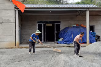 Một số hộ dân đang hoàn thiện nhà tại nơi ở mới.